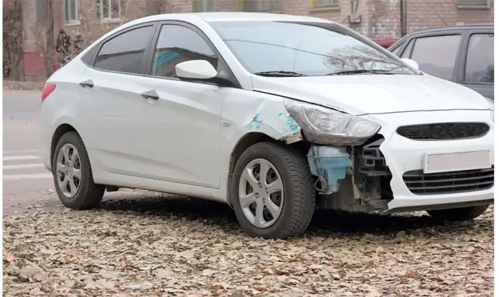 Weiße Limousine mit Motorschaden in Teupitz